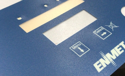 La tastiera dell'interruttore a membrana incorporata a LED ha due strutture di circuiti LED e circuiti inferiori nello stesso strato e diversi strati