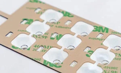 C' è una selezione di adesivi per interruttori a membrana?