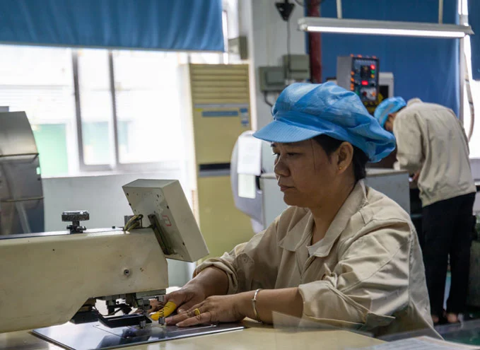 Fori di perforazione nel circuito e nell'adesivo dei pannelli